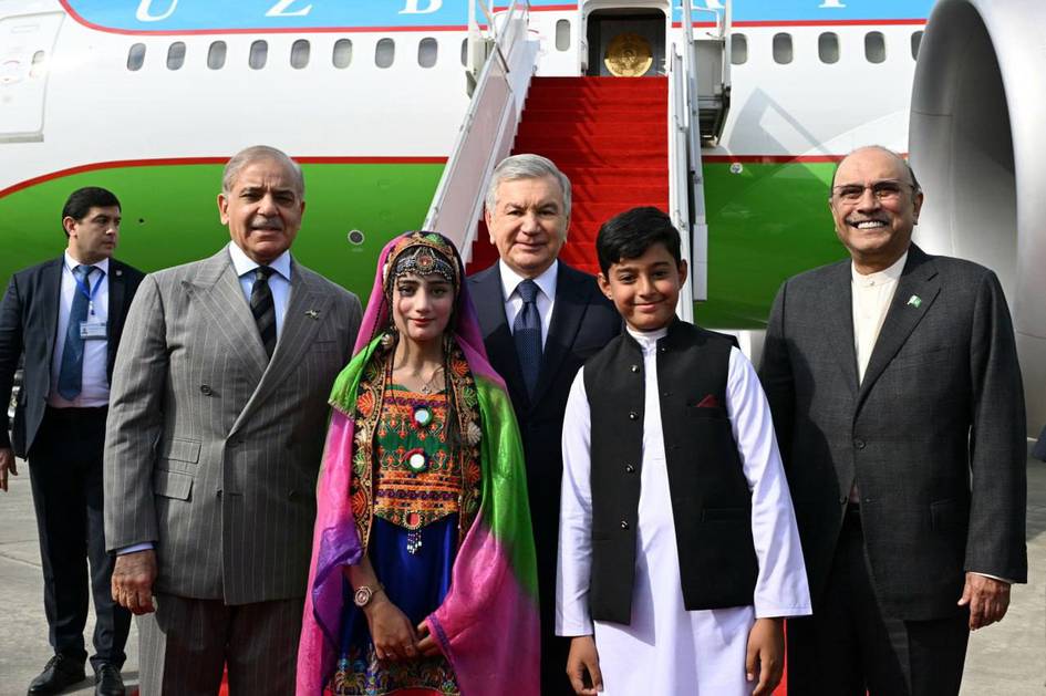 Shavkat Mirziyoyev davlat tashrifi bilan Islomobodga keldi